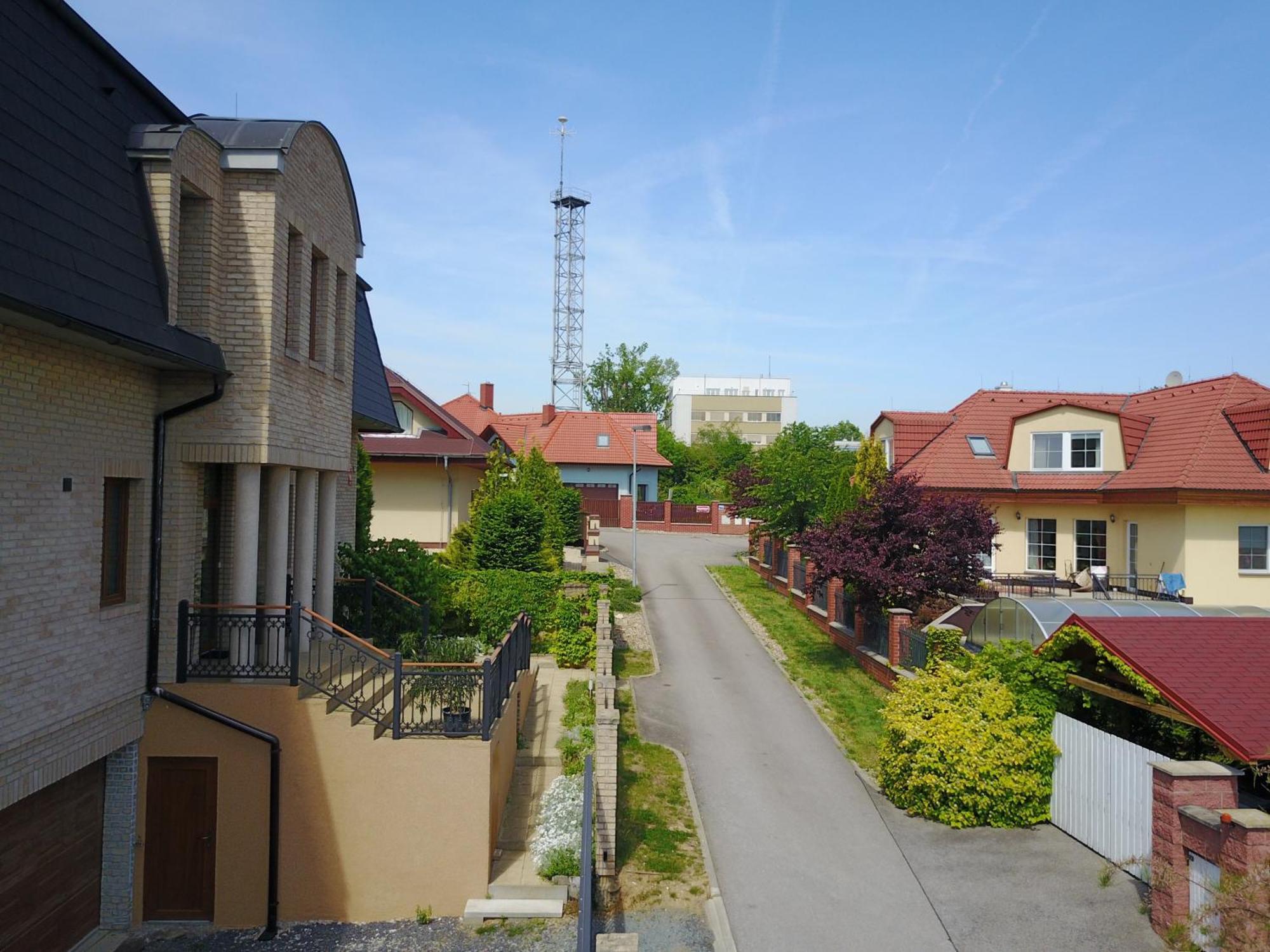 Villa Homestay Nad Helmrovkou Prag Exteriör bild