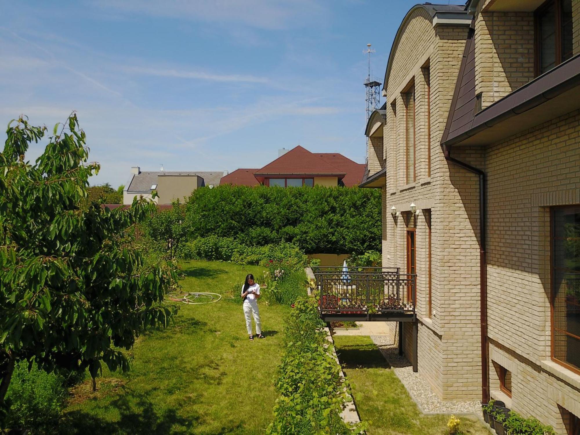 Villa Homestay Nad Helmrovkou Prag Exteriör bild