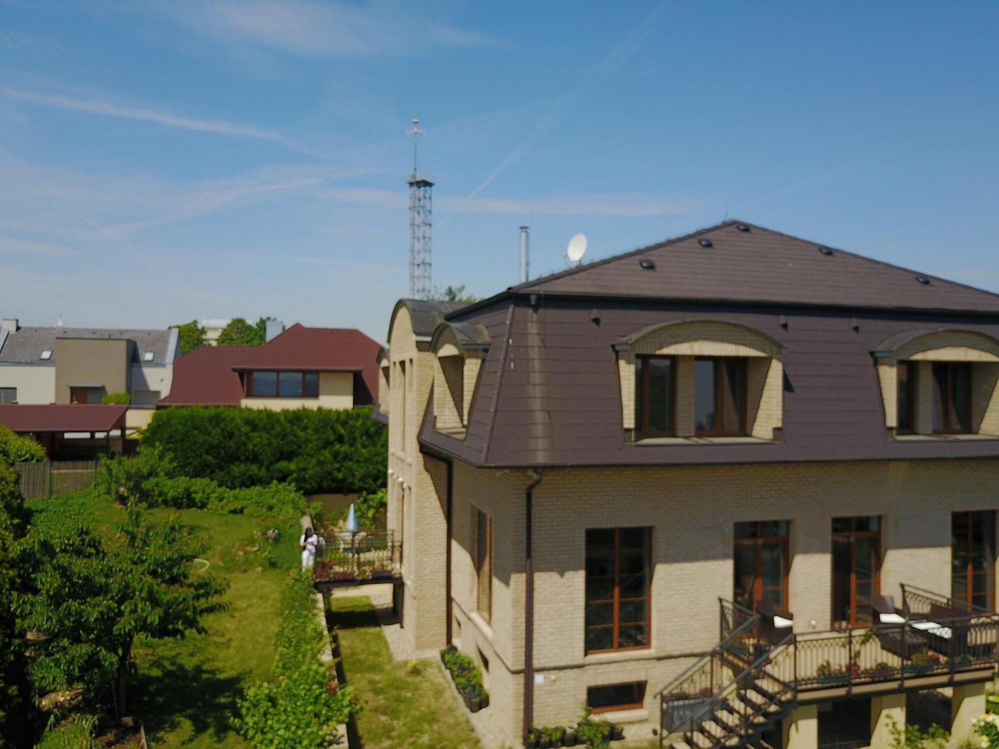 Villa Homestay Nad Helmrovkou Prag Exteriör bild