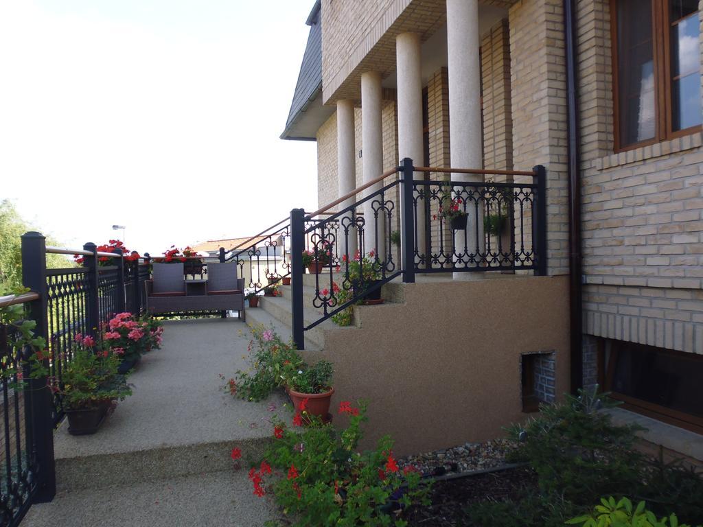 Villa Homestay Nad Helmrovkou Prag Exteriör bild