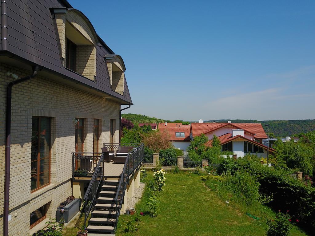 Villa Homestay Nad Helmrovkou Prag Exteriör bild