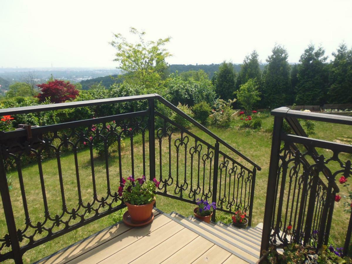 Villa Homestay Nad Helmrovkou Prag Exteriör bild